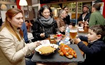 Los clientes degustaron las exquisiteces preparadas en el bar Txoco