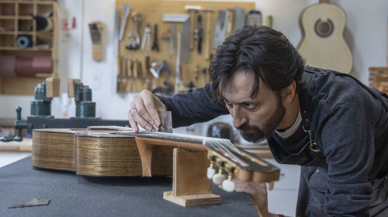Este lutier del siglo XXI llegó a la fabricación de guitarras clásicas por la música electrónica