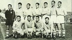 Sim�n, de pie a la izquierda de la imagen en un choque de 1952.