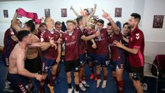 El equipo celebra el ascenso en los vestuarios de Pasar�n