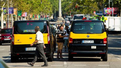 Los taxistas de Barcelona mantienen las concentraciones de protesta en el centro de la ciudad. 