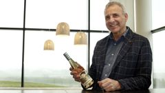 Pablo Buj�n, de Mart�n C�dax Viticultores, con el Marieta Sin