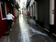Voluntarios de Protecci�n Civil limpiaron las calles empleando productos desengrasantes y agua, con ayuda de la motobomba urbana.