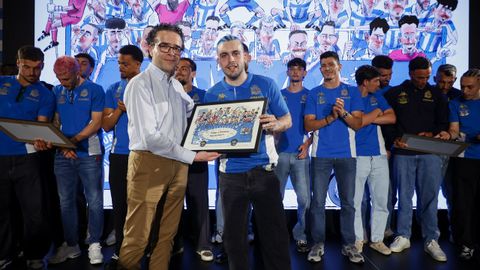David Mella recibe una de las ilustraciones del redactor de Deportes, Pedro Barreiros