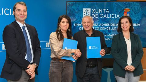 Conselleira de Vivenda y alcalde de A Peroxa, en el centro, flanqueados por el secretario general tcnico y la directora territorial de la consellera.