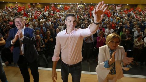 Pedro S�nchez (c) junto a Ximo Puig (i) y Ana Barcel� en Alicante.