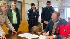 Toma de posesi�n de los dos nuevos agentes, en presencia del alcalde y el concejal de R�xime Interior, el 13 de diciembre