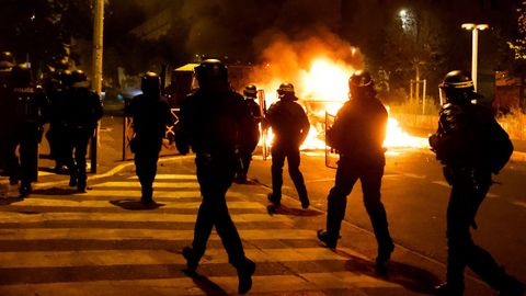 Tercera noche de disturbios en Francia por la muerte de un joven a manos de la polic�a