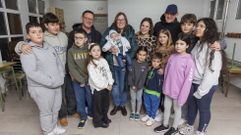 ZAS. En Mu��o, las familias numerosas son unas cuantas. Los hijos e hijas de varias de ellas se reunieron ayer por la tarde en el que ahora es centro social. Integrantes de cuatro hermanos, de tres, de dos... Reuni�n variada y unida, como la parroquia