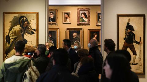 Visitantes contemplan algunas de las obras de la exposici�n del museo Sorolla.