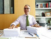 V�zquez con d�as copias do decreto de primaria, que debe firmar antes de publicar no DOG. 