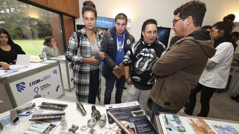 La parte did�ctica y formativa fue importante en la feria, pero para hacer honor al nombre hac�an falta puestos, y los hubo, repartidos por las estancias del nuevo y flamante centro social de B�rtoa. Expositores para conocer las actividades de las empresas e instituciones, en alg�n caso con abrumadoras dosis de actividades, gu�as  y folletos para mejorar en la formaci�n.