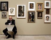 Pedro Vasco, ante algunos de los autorretratos de Tenreiro que se exponen en Belas Artes.