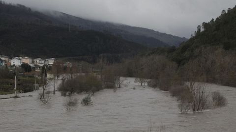 El Sil se desbord a su paso por San Clodio, como se ve en esta foto hecha desde el puente entre esta localidad y Quiroga