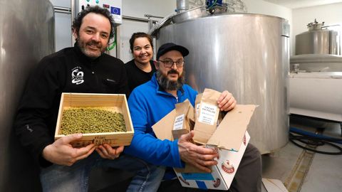 Marcos Martnez, Mariela Iriarte y Javier Fernndez en la fbrica Augas Santas, de Barreiros, sacar al mercado una nueva cerveza artesana con cacao elaborado por Chocolates Moreno