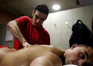 Los problemas discales afectan cada vez m�s a la poblaci�n en general. En la foto, un fisioterapeuta trata a un futbolista