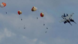 Colisionan dos aviones en pleno vuelo en una exhibici�n en EE.UU.