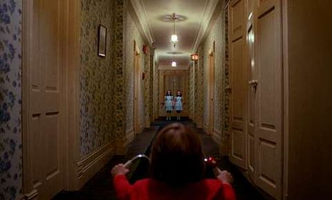 El niño Danny Torrance juega con su triciclo en los pasillos del hotel Overlook, en una de las más famosas escenas de la adaptación de la novela de Stephen King «El resplandor» que realizó Stanley Kubrick en 1980.