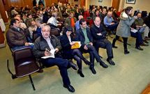 Meij�n, Vil�n, Civeira y Louro, en primera fila, en la asamblea que ayer celebraron los socialistas.
