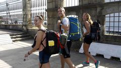 De izquierda a derecha, Mari, Gonzalo y Roc�o, tres amigos de Madrid y C�rdoba que ayer iniciaron en Ferrol el Camino Ingl�s