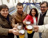 Elena Su�rez brind� con los miembros de Os Ingleses en la inauguraci�n de la fiesta de la cerveza.
