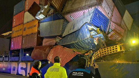 Imagen de parte de los contenedores da&ntilde;ados por por el corrimiento en la costa de Portugal