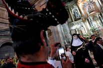 Uno de los gaiteiros de Os terribles de Arousa le hizo una foto con el m�vil a Santa Rita.