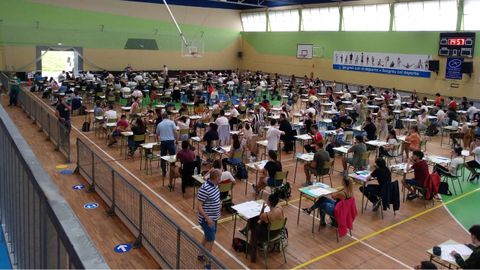 Alumnos de Langreo pasan el examen de la EBAU en el polideportivo de La Felguera