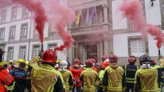 Un momento de la protesta frente a la sede de la Diputaci�n