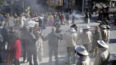 Varios cientos de ganaderos y agricultores se han concentrado este viernes en el Paseo de Los �lamos de Oviedo 