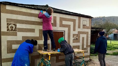 En la localidad de Rairos, en A Pobra do Brolln, se decor una construccin con esgrafiados de nueva factura