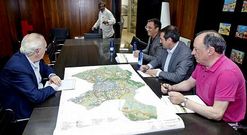 Un enorme plano del municipio presidi� la reuni�n sobre el PXOM celebrada ayer en el Concello.