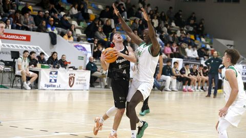 �scar Casta�o, nunha acci�n do partido do 2 de febreiro en Vilagarc�a fronte ao Universidad de Oviedo.