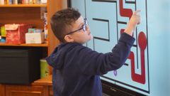 Eric acude al centro de Amicos tres veces por semana. 