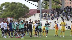 Los jugadores del Unionistas, tras un partido de esta temporada