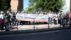 Los emigrantes retornados se concentraron ante la delegaci�n de Hacienda en O Barco