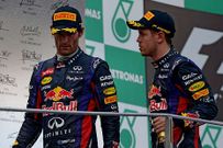 <span lang= es-es >Webber evita a Vettel</span>. El alemn intent suavizar la tensin al abandonar el podio, pero Mark evit escucharle.