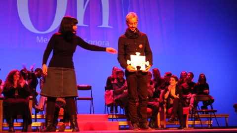 Juanjo Ochoa recibe su Oh! a la mejor Banda Sonora Original de manos de Mar �lvarez