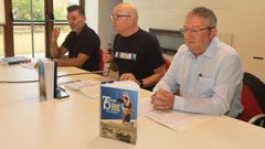 El capitán José Pino, en el centro, flanqueado por el director adjunto de Puerto de Celeiro, Eduardo Míguez, y el responsable de la procesión, Jesús Fernández