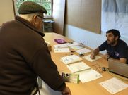 Una persona de Protecci�n Civil tramita los permisos en Cambre. 