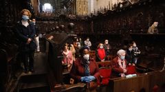 Un grupo de fieles en el coro de la Catedral de Lugo