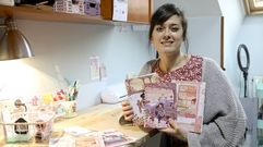 Una ayuda del programa Emega de la Xunta para mujeres emprendedoras fue la que dio el impulso definitivo a Lorena Fuentes para poder vivir de su marca de papeler�a creativa Alma C�ndida. El perfil medio de su p�blico son mujeres de entre 25 a 40 a�os y muchas de ellas adquieren sus libretas para uso propio como �bullet journal�. En el 2022 Alma C�ndida lanz� su primera colecci�n limitada de agendas anuales, las cuales incluyen pegatinas y otros detalles para hacerlas a�n m�s especiales.