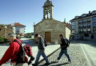 Hasta la apertura del punto informativo para peregrinos los romeros no paraban en la capilla.