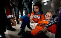 <span lang= es-es >Nigr�n</span>. Una afectada sufri� ayer un ataque de ansiedad en medio de los forcejeos que se produjeron tras impedir la polic�a la entrada de los perjudicados al pleno del Ayuntamiento.