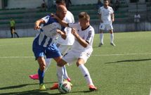 El ferrolano Mario David disputa un bal�n a Luis, que marc� dos goles por los locales. 