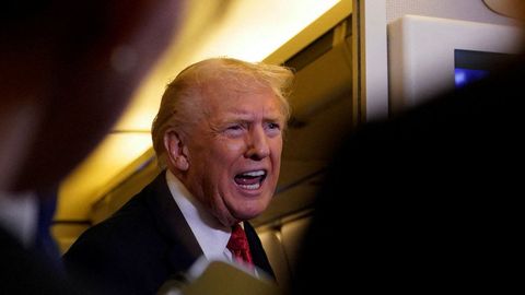 Trump, esta madrugada, hablando ante los medios a bordo del Air Force One
