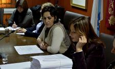 La secretaria y la alcaldesa, en el pleno de ayer.
