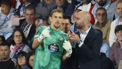 El portero del Celta Ionut Andrei Radu y su entrenador, Claudio Gir�ldez, durante el duelo ante la Juventus.
