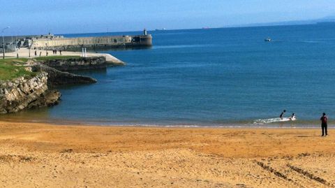 Dos ni�os juegan en el agua, en la playa de Luanco, en un d�a soleado de febrero.Dos ni�os juegan en el agua, en la playa de Luanco, en un d�a soleado de febrero 
