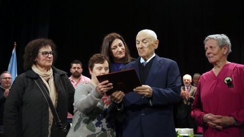 Pleno-acto de entrega de la medalla de hijo predilecto a Domingo Barreiros Lago por su contribucin a la cultura